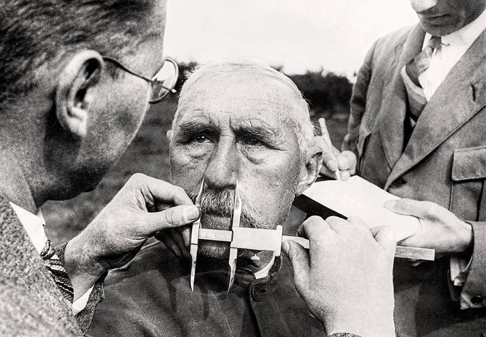 undersokning rasbiologiska institutet Tyska rasbiologer under nazisternas styre utför en undersökning på en person